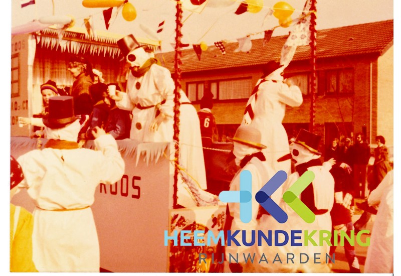 Carnaval 1976 Klaproosstraat 2de prijs chocolademelk uitdelen Coll. Lamers - Hendriks (2)